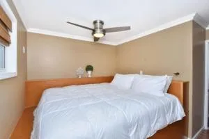 Cream Houseboat 4 Bedroom - Burnside