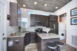 TV Blue Tiny Houseboat at Lake Cumberland Marina