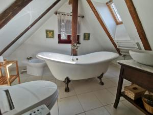 Domek Samotnia w ogrodzie