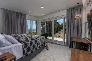 Villa with 6 Bedrooms and Heated Pool