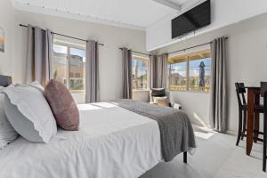 Sweet Sunset Studio Charming Condo with Lovely Views, Free WiFi - Close to Beach and Boardwalk