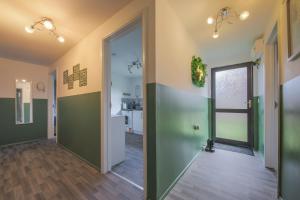 Thorpe Park Lodge - Ground Floor Detached & 2 Free Gated Parking Spaces