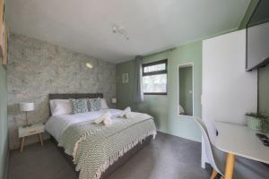 Thorpe Park Lodge - Ground Floor Detached & 2 Free Gated Parking Spaces