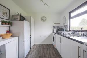 Thorpe Park Lodge - Ground Floor Detached & 2 Free Gated Parking Spaces