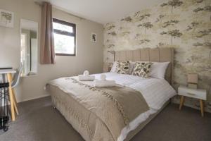 Thorpe Park Lodge - Ground Floor Detached & 2 Free Gated Parking Spaces