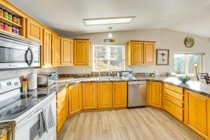 Walk to Marina Harrison Cabin with Lake View!