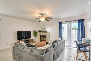 Less Than 1 Mi to Beach Galveston Condo with Fenced Patio