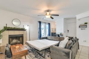 Less Than 1 Mi to Beach Galveston Condo with Fenced Patio