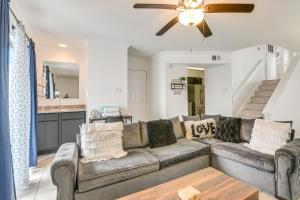 Less Than 1 Mi to Beach Galveston Condo with Fenced Patio