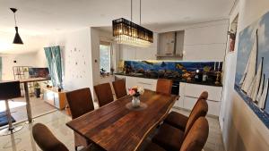 3-Bedroom Holiday Sunset House with Jacuzzi & Spectacular Sea View