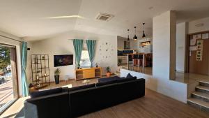3-Bedroom Holiday Sunset House with Jacuzzi & Spectacular Sea View