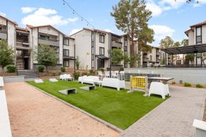 Sleek 2BR Near ASU, Pool, Grill, Parking,PetFrndly