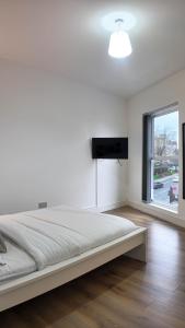 Duplex 3 Bed Apt with patio in Camden WR202