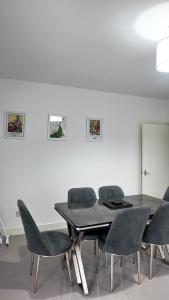 Duplex 3 Bed Apt with patio in Camden WR202