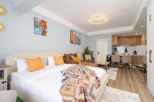 Sumptuous Nivla yaya center,gym,pool and king bed