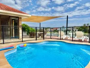 Waterfront Family House with Pool, BBQ - Mudgeeraba