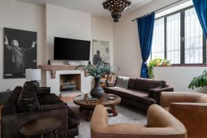 Casa Pedro Vargas, 6BR Estate with Hot Tub & Modern Comforts