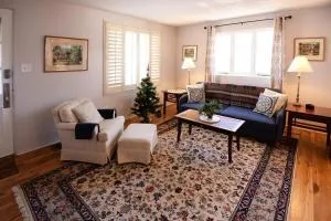 The Cute House in the Canyon Near The Broadmoor - Broadmoor