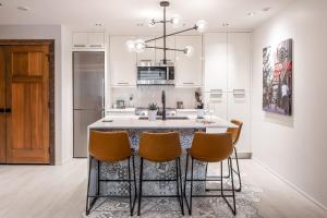 2 Private Flats Downtown - Walk to EVERYTHING