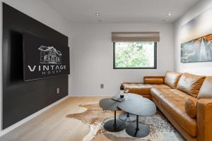 2 Private Flats Downtown - Walk to EVERYTHING