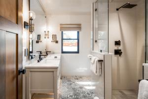 2 Private Flats Downtown - Walk to EVERYTHING