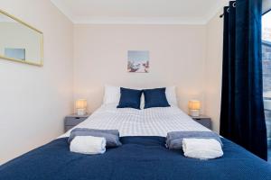 Modern 2 Bedroom Home Near Shops and Attractions Sleeps 6