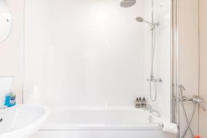 Modern 2 Bedroom Home Near Shops and Attractions Sleeps 6