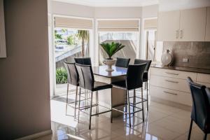 Riverside Retreat Pool, Pontoon & Space