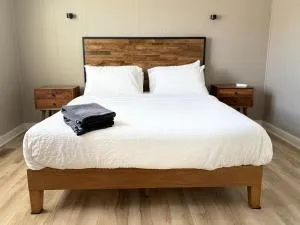 Charming Cottage with Fenced Backyard Pet Friendly - Carpenters Corner