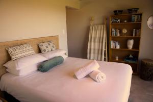 Cozy House & Studio with Sea and Mountain Views