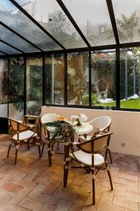 Pool & Garden Apt In the Heart of Lisbon