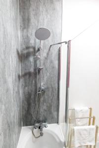 3 Bedroom Home Free Parking & WiFi Contractors Welcome!