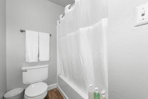 Comfy 2BR Pool Gym Prime Location