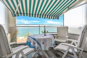 Two-Bedroom Apartment room in La Prom - a two bedroom apartment with a sea view