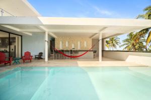 BEACHFRONT COCO Modern Designer House by PENINSULA STAYS
