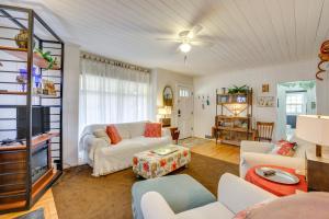 Unwind Fireside and Walk to Dtwn! Tyron Retreat