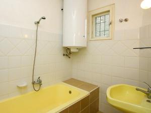 Holiday Home Iris by Interhome