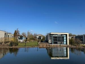 Marina Strandbad Chalet IJssel Oase mit Zaun Haus Nr 77
