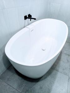 Modern house in Belfast, street parking, sleeps 8