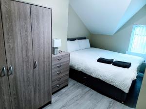 Modern house in Belfast, street parking, sleeps 8