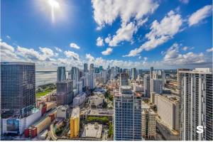 City Luxe Retreat Modern 2-BD with Water Views