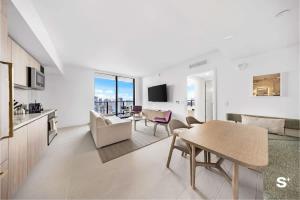 City Luxe Retreat Modern 2-BD with Water Views