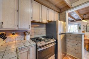 Walkable Green Gables Cottage in Lake Arrowhead