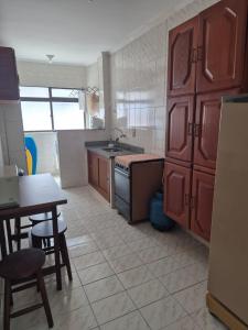 Apto 2 dorm, Vista lateral da praia 200m