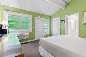 Oceanfront Inn Room #11- Standard Room - King Bed