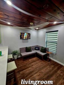 spectacular challet 5 minutes la plaza mall, shopping stores, restaurants and hospitals