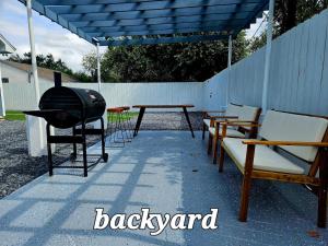 spectacular challet 5 minutes la plaza mall, shopping stores, restaurants and hospitals