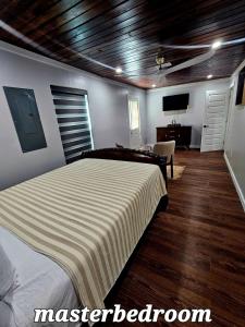 spectacular challet 5 minutes la plaza mall, shopping stores, restaurants and hospitals