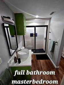 spectacular challet 5 minutes la plaza mall, shopping stores, restaurants and hospitals