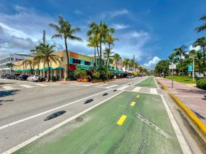 One block from beach South Beach Ocean Dr-King Bed